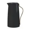 Stelton Emma Termokande 1,2 Liter Sort Kaffe 1 Stelton Emma Termokande 1,2 Liter Sort Kaffe -Tallerkener butik 5709846019034 2f9bb397 00b5 4876 a1b6 8adf4f544026