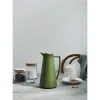 Rosendahl Grand Cru Termokande Artiskok Farvet -Tallerkener butik ROS Green Thermojug on table 1cfd2da9 706e 43b0 8f5a ce20bf879fce 1800x1800